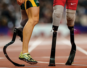 С-образные протезы, созданные Ван Филлипсом, чтобы помочь безногим бегать и прыгать.